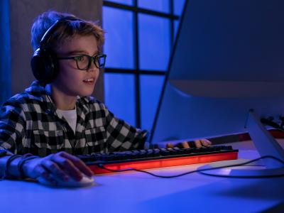 Barn der gamer i mørket