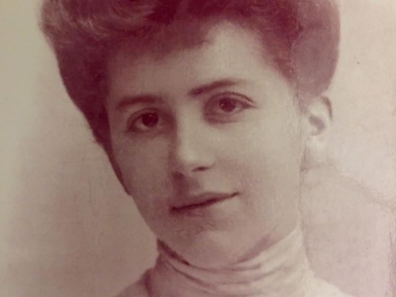 Ungdomsfotografi av Karen Dinesen/Karen Blixen (Beskåret). Fotograf Carl Sonne cirka 1903. Wikimedia Commons