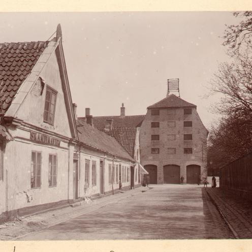 Kirkestræde med Sukkerhuset for enden, ca. 1905. Foto: Kristian Hude
