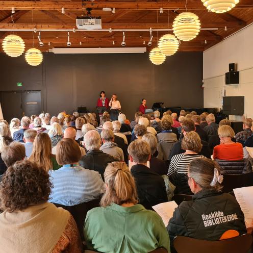 Deltagere til morgensang på Roskilde Bibliotek 