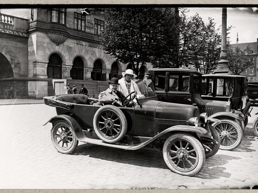 Fotografi af Millionær Harald Plum i sin bil på Nytorv. Fotograf Holger Damgaard